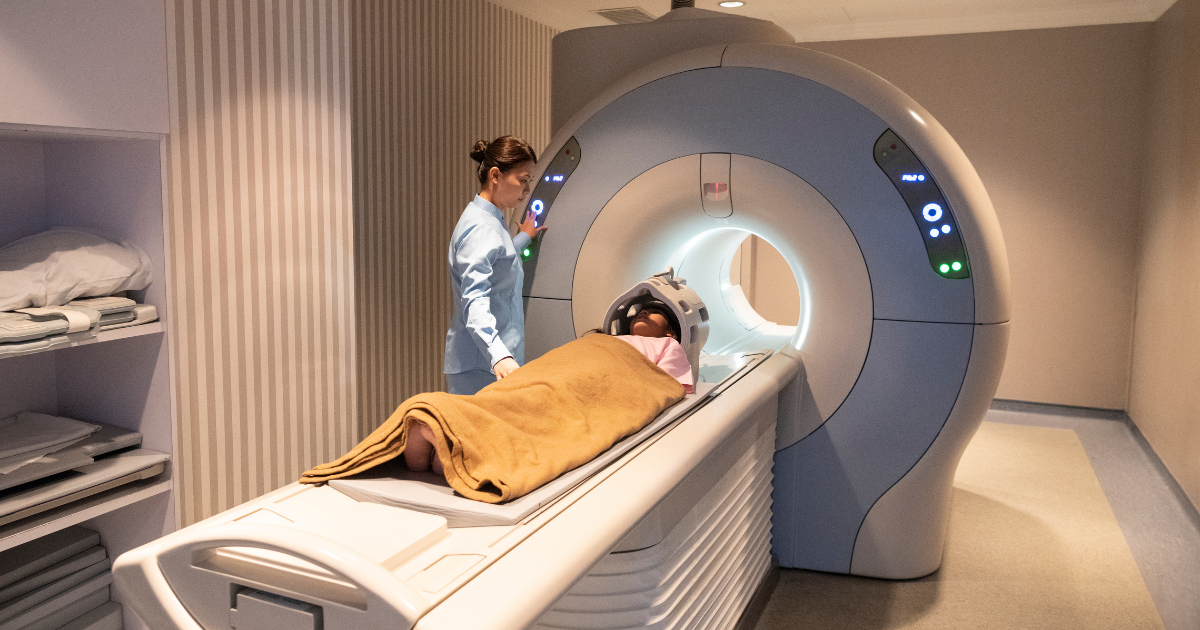 Đặt túi ngực có chip có chụp MRI được không?